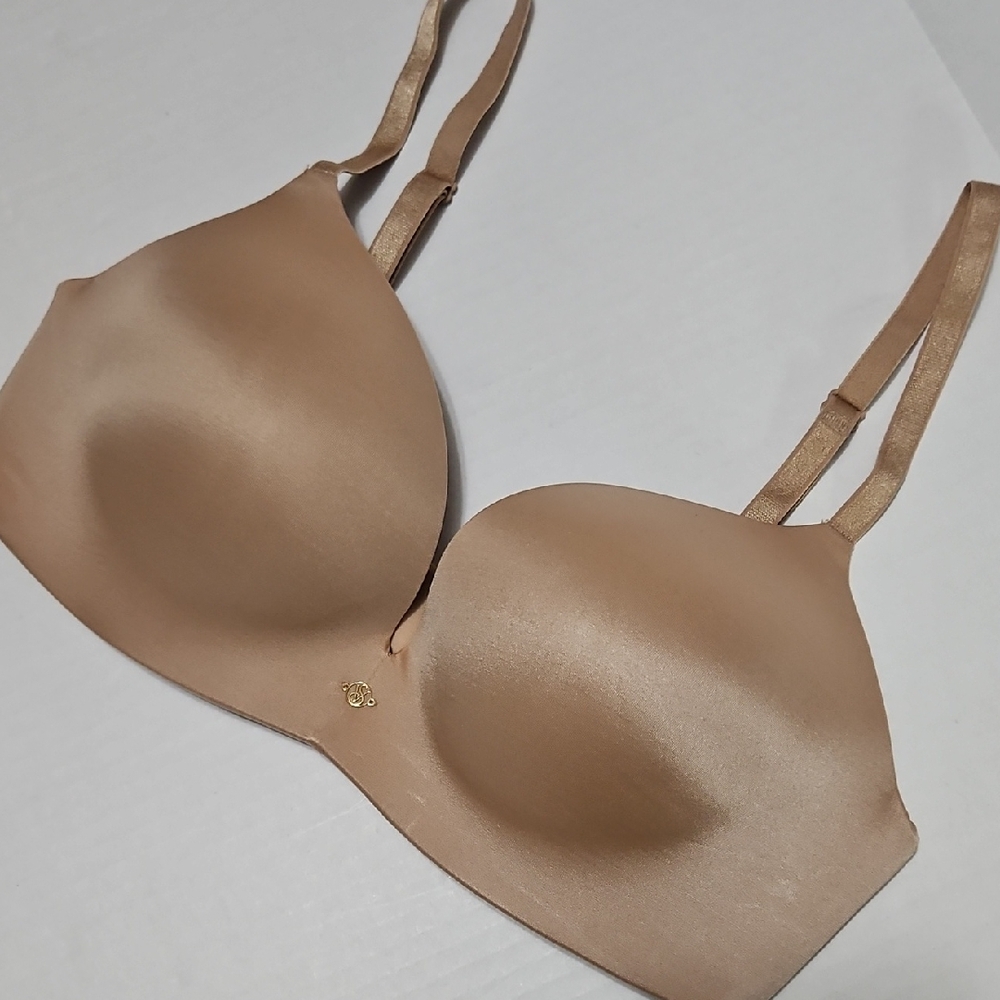 Victoria's Secret Smooth Nude Molded Wirefree Bra Size 34D